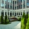 Фото трехэтажного здания с клинкерной фасадной плиткой Stroeher Keravette 825 sherry