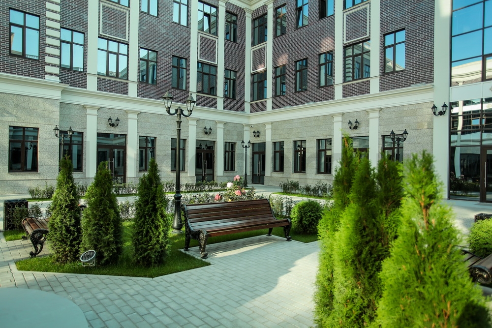 Фото трехэтажного здания с клинкерной фасадной плиткой Stroeher Keravette 825 sherry
