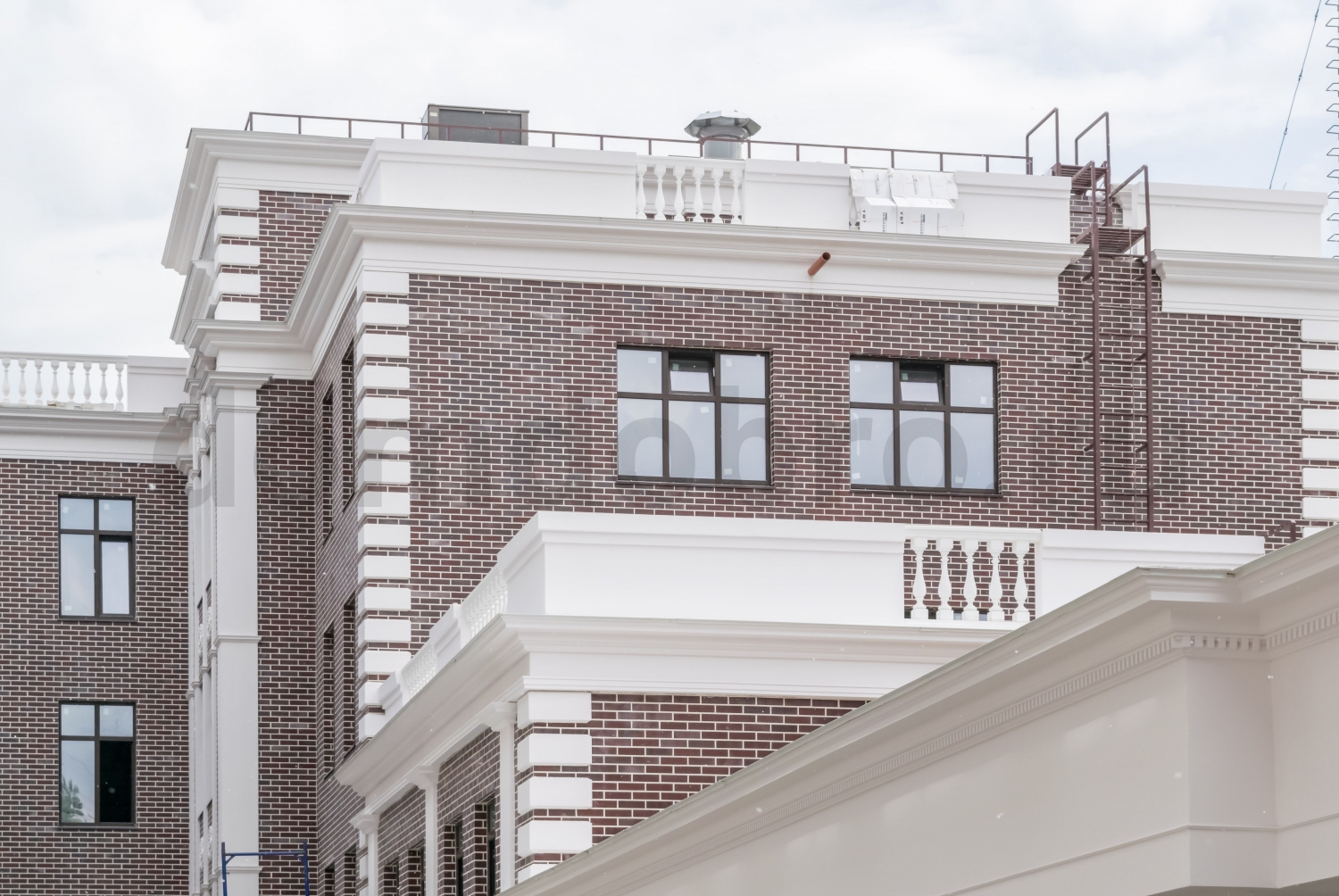 Фото трехэтажного здания с клинкерной фасадной плиткой Stroeher Keravette 825 sherry