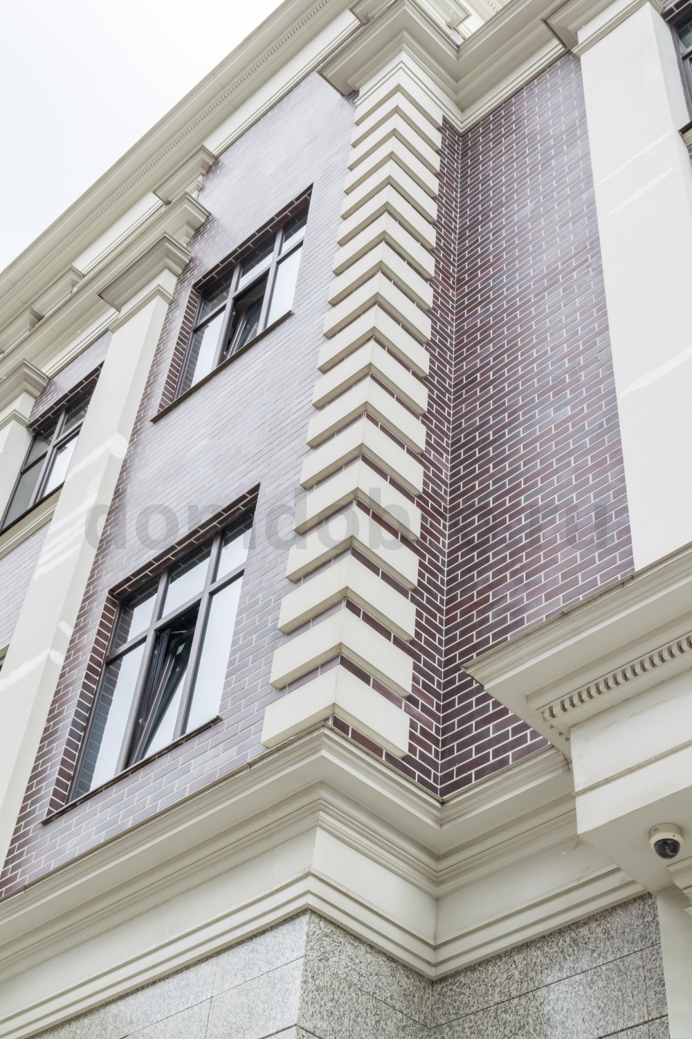 Фото трехэтажного здания с клинкерной фасадной плиткой Stroeher Keravette 825 sherry